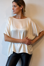Cargar imagen en el visor de la galería, Polera de Seda Mujer Manga Corta – Fran del Solar
