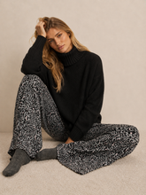 Cargar imagen en el visor de la galería, Pantalón Animal Print Gris

