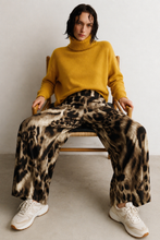 Cargar imagen en el visor de la galería, Pantalón Animal Print Manchas Café
