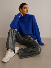 Cargar imagen en el visor de la galería, Pantalon Cuerina Gris Oscuro
