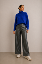 Cargar imagen en el visor de la galería, Pantalon Cuerina Gris Oscuro

