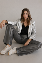 Cargar imagen en el visor de la galería, Pantalon Cuerina Gris Oscuro
