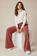 Cargar imagen en el visor de la galería, Pantalon Gamuza Palo de Rosa
