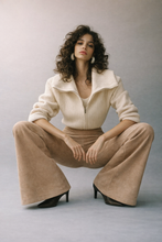 Cargar imagen en el visor de la galería, Pantalon Gamuza Beige
