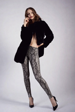 Cargar imagen en el visor de la galería, Legging Cuerina Snake Negro
