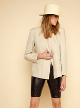 Cargar imagen en el visor de la galería, LEGGING BIKER CUERINA CLÁSICA ANIMAL PRINT

