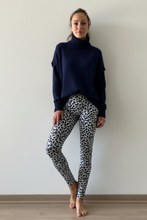 Cargar imagen en el visor de la galería, Legging Lycra Animal Print Blanca
