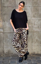 Cargar imagen en el visor de la galería, PANTALON LINO ANIMAL PRINT
