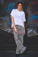 Cargar imagen en el visor de la galería, pantalon animal print blanco mujer tiro alto fran del solar
