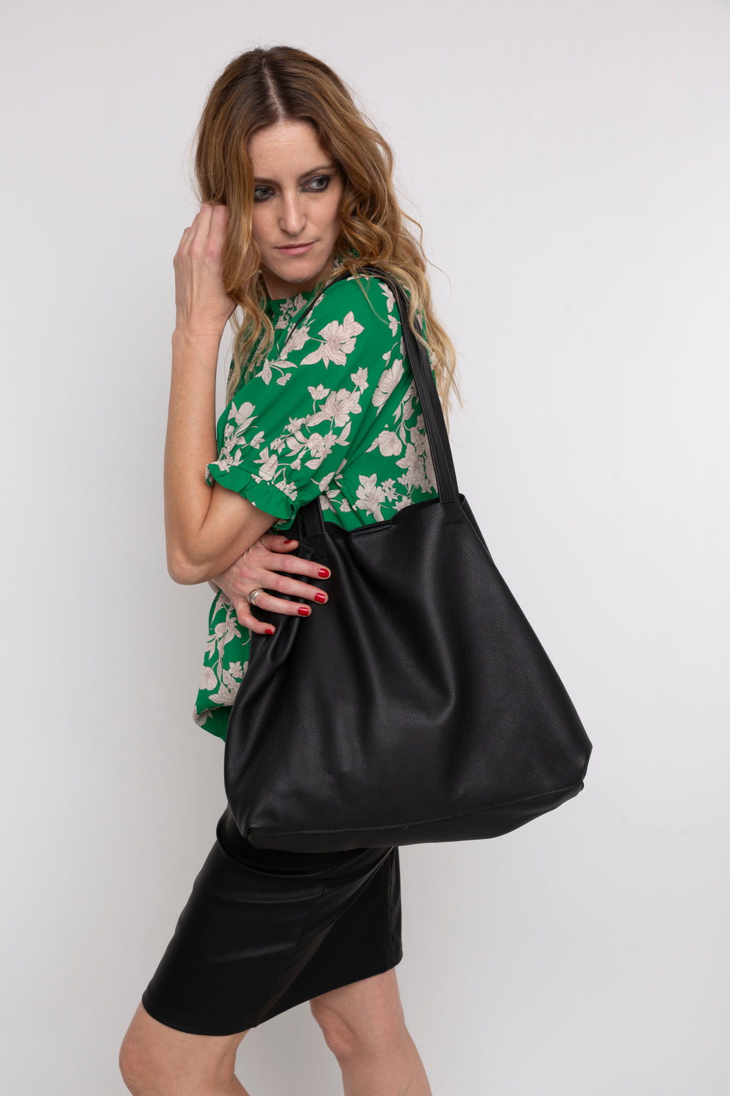 CARTERA CUERO NEGRA