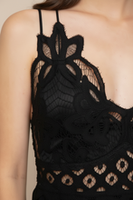 Cargar imagen en el visor de la galería, Polera Negra Encaje
