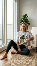 Cargar imagen en el visor de la galería, detalle estampado sails against con tachas polera mujer
