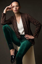 Cargar imagen en el visor de la galería, Chaqueta de gamuza animal print mujer combinada con leggings de cuero negro y polera blanca look elegante casual
