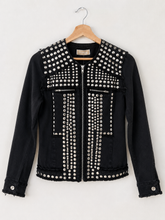 Cargar imagen en el visor de la galería, Chaqueta vintage negra para mujer con aplicaciones metálicas plateadas y estilo rock chic.
