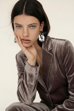 Cargar imagen en el visor de la galería, Chaqueta de terciopelo gris taupe mujer elegante
