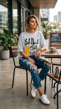 Cargar imagen en el visor de la galería, polera streetwear mujer gris con diseño sails against
