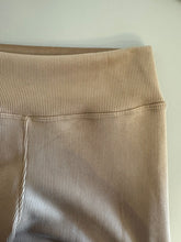 Cargar imagen en el visor de la galería, Pantalón cotelé beige mujer en colgador tiro alto pierna ancha
