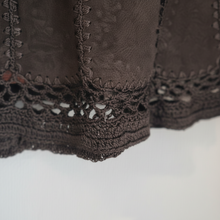 Cargar imagen en el visor de la galería, Detalle crochet falda cuero café mujer terminación artesanal
