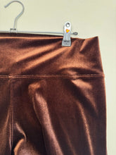 Cargar imagen en el visor de la galería, Detalle tela terciopelo café pantalón mujer
