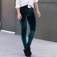 Cargar imagen en el visor de la galería, Textura terciopelo verde esmeralda tela suave y elasticada

