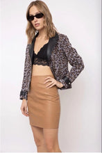 Cargar imagen en el visor de la galería, Modelo mujer con falda de cuero sintético beige y chaqueta animal print | Fran del Solar
