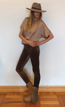 Cargar imagen en el visor de la galería, legging terciopelo cafe mujer tiro alto look completo elegante invierno
