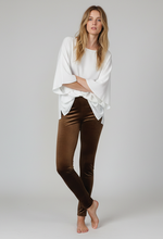 Cargar imagen en el visor de la galería, legging de terciopelo cafe mujer tiro alto elasticado calce ajustado look elegante
