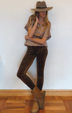 Cargar imagen en el visor de la galería, legging cafe de terciopelo mujer combinado con outfit invierno look moderno elegante
