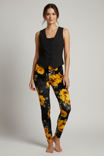 Cargar imagen en el visor de la galería, legging de terciopelo floral amarillo para mujer tiro alto con calce ajustado look elegante
