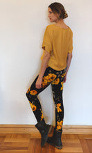 Cargar imagen en el visor de la galería, legging mujer terciopelo floral amarillo tiro alto vista lateral calce ajustado
