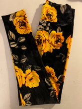 Cargar imagen en el visor de la galería, detalle de tela terciopelo con estampado floral amarillo textura suave y elasticada
