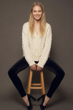 Cargar imagen en el visor de la galería, legging terciopelo negro tiro alto mujer con pretina ancha outfit invierno
