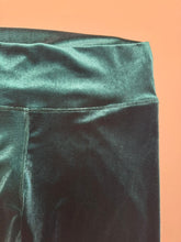 Cargar imagen en el visor de la galería, Detalle legging terciopelo verde esmeralda tiro alto ajuste perfecto

