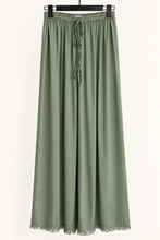 Cargar imagen en el visor de la galería, Pantalón satinado verde mujer Fran del Solar

