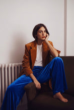 Cargar imagen en el visor de la galería, pantalon de terciopelo azul rey mujer tiro alto look elegante invierno con blazer cafe
