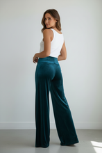 Cargar imagen en el visor de la galería, Pantalón terciopelo azul mujer vista lateral pierna ancha
