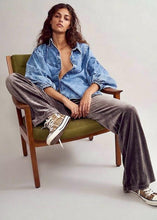 Cargar imagen en el visor de la galería, Pantalón de terciopelo gris taupe mujer tiro alto pierna ancha Fran del Solar
