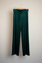Cargar imagen en el visor de la galería, Pantalón terciopelo verde esmeralda en colgador
