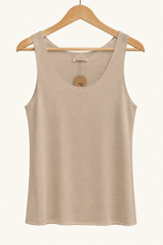 Cargar imagen en el visor de la galería, Polera Hilo Beige sin mangas en percha | Fran del Solar
