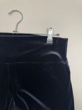 Cargar imagen en el visor de la galería, Detalle pretina ancha de 8 cm pantalón terciopelo negro tiro alto
