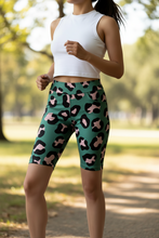 Cargar imagen en el visor de la galería, Biker animal print verde tiro alto de lycra Fran del Solar en uso deportivo

