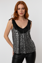 Cargar imagen en el visor de la galería, Polera con flecos animal print mujer Fran del Solar
