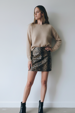 Cargar imagen en el visor de la galería, FALDA CORTA CUERINA ANIMAL PRINT
