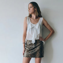 Cargar imagen en el visor de la galería, FALDA CORTA CUERINA ANIMAL PRINT
