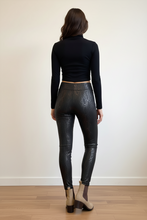 Cargar imagen en el visor de la galería, Legging Negra Snake con Brillos

