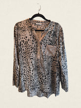 Cargar imagen en el visor de la galería, BLUSA ANIMAL PRINT

