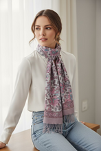 Cargar imagen en el visor de la galería, Pañuelo rosado estampado floral para mujer, accesorio femenino liviano Fran del Solar

