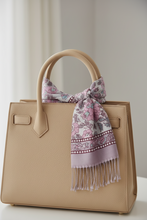 Cargar imagen en el visor de la galería, PAÑUELO ROSADO FLORAL ESTAMPADO
