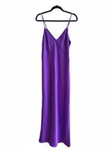 Cargar imagen en el visor de la galería, VESTIDO SATIN MORADO
