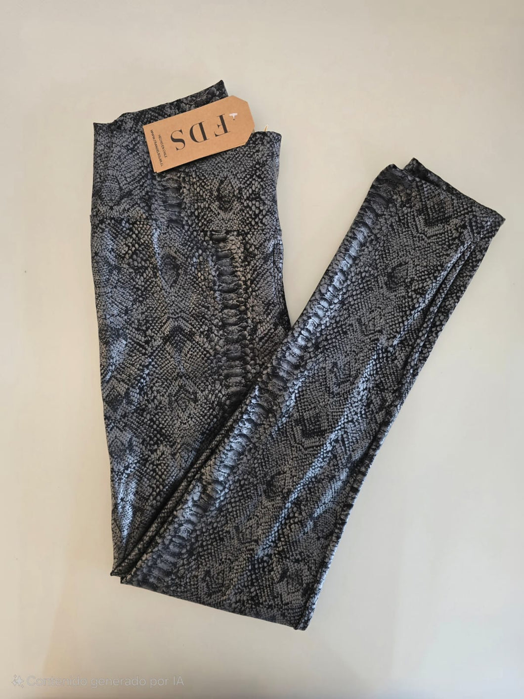 LEGGING CUERINA SNAKE PLATEADA CON NEGRO